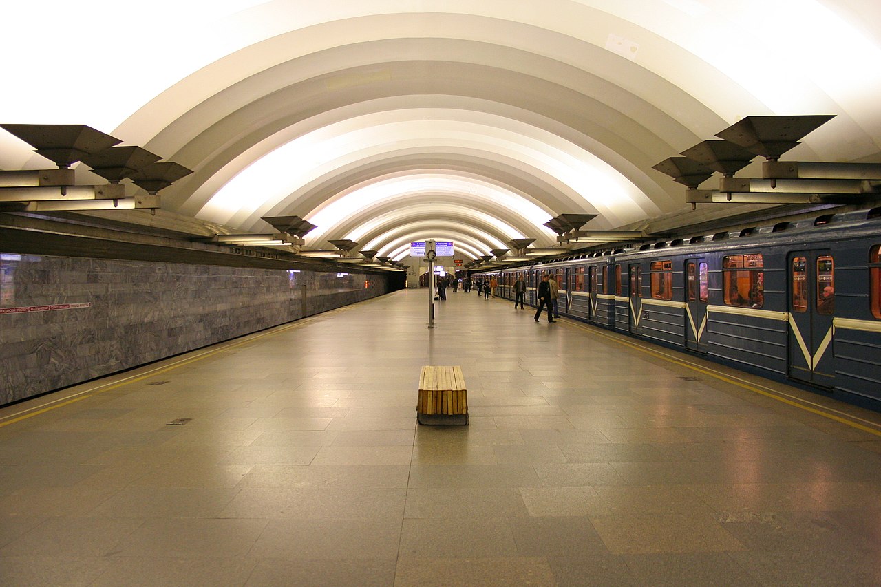 Станция «Площадь Мужества»