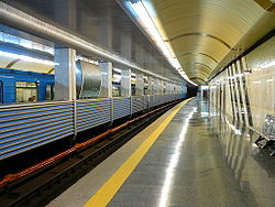 «Вырлица» — станция с боковым расположением платформ.