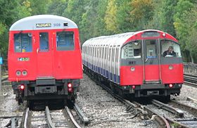 В Лондонском метрополитене разные линии имеют разные габариты приближения строений, ввиду чего на них используется разный подвижной состав